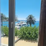 Seafront Apartment Makarska