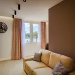 Seafront Apartment Makarska