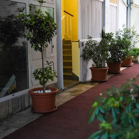 Seafront Apartment Makarska