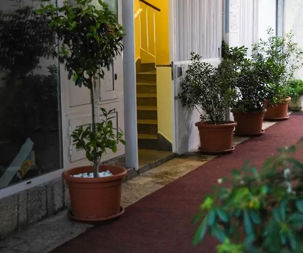 Seafront Apartment Makarska