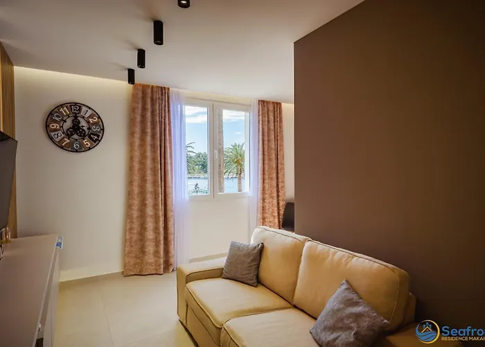 Seafront Apartment Makarska